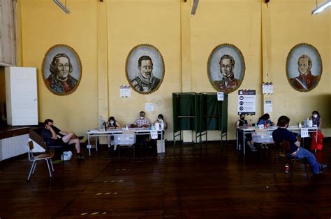 Chile inicia conteo de votos de segunda vuelta entre José Antonio Kast