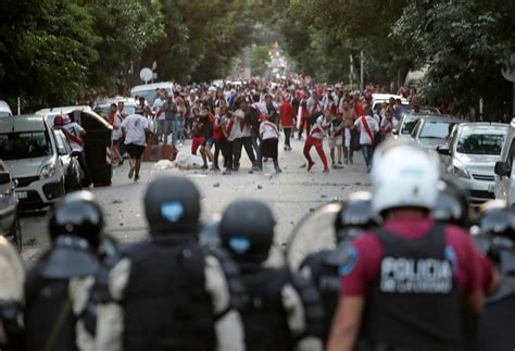 Galeria de fotos após adiamento da final da Libertadores tumulto nas