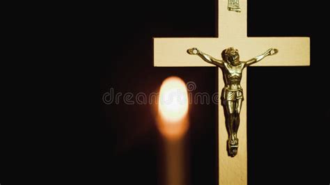 Cruz De Madeira Velas Iluminadas Em Um Fundo Brilhante Foto De