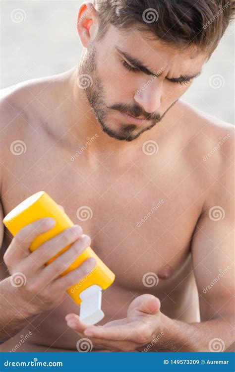 Young Man Putting Sunscreen Imagem De Stock Imagem De Bronzeado Protetor 149573209