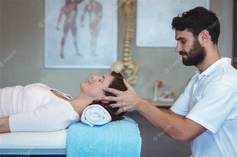 Premium Photo Physiotherapist Giving Head Massage To A Woman