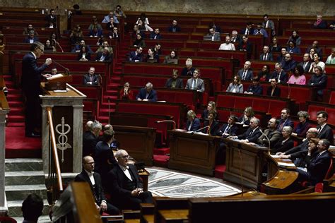 François Bayrou échappe à une première motion de censure pendant que le