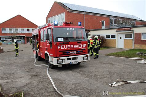 Einsatzübung F Keller Y Brand in Schulgebäude Feuerwehr Krummhörn