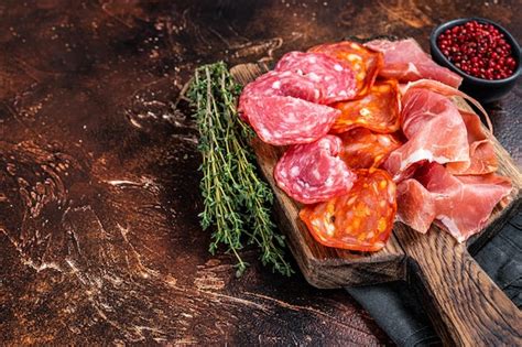 Tapas de carne española salami jamón choriso fondo oscuro vista