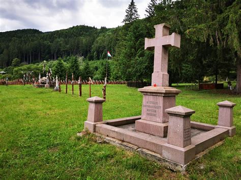 Crucile eroilor români de la Valea Uzului au fost scoase cu buldozerul