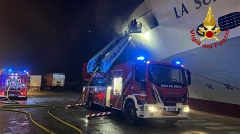 Palermo Dopo Una Settimana Ancora Fiamme A Bordo Della Superba Live