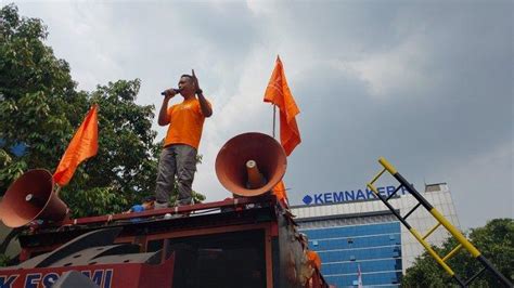 Demo Buruh Di Gedung Kemnaker Tuntut Kenaikan Umk Ump Hingga