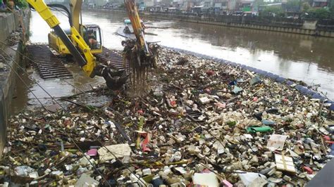 Foto Curah Hujan Tinggi Sampah Menumpuk Di Kanal Banjir Barat Tambora