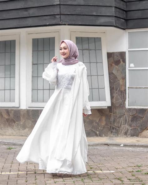 10 Style Hijab Kondangan Dengan Dress Putih Simple Tapi Anggun Banget