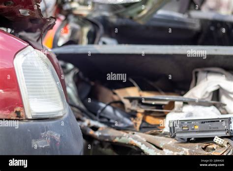 Accidente De Tráfico En La Calle Coche Dañado Después De Una Colisión En La Ciudad Accidente