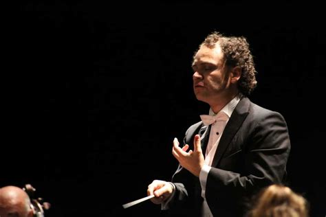 Orquestra Sinfônica do Teatro Nacional recebe maestro mexicano para