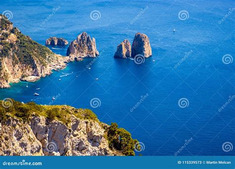 Aménagez La Vue En Parc Du Littoral Rocheux D océan Dans Capri Italie