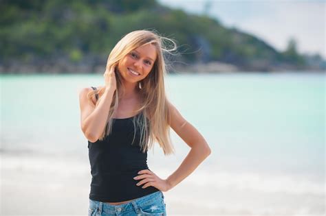 Jeune Fille Blonde S Duisante Avec Un Corps De Sport Parfait En Bikini Sur La Plage D T