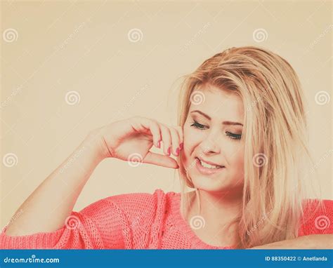 Femme Blonde Attirante Regardant Vers Le Bas Et Pensant Photo Stock