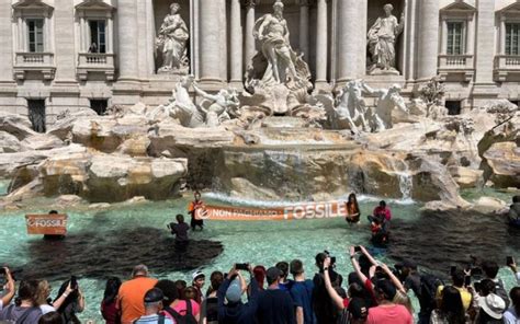 Activistas Ti En De Negro La Fontana De Trevi Audiorama Comunicaciones