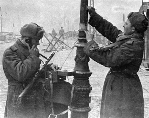 Связисты Красной Армии на улице Познани — военное фото