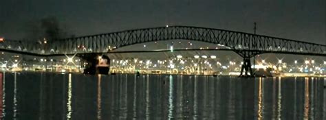 Ponte Desmorona Ap S Ser Atingida Por Navio Cargueiro