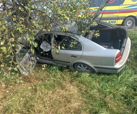 Tragedia Na Drodze Samoch D Osobowy Uderzy W Drzewo Kierowca Zmar W