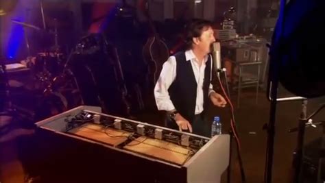 Sir Paul McCartney Demonstrating His Amazing Mellotron at Abbey Road ...