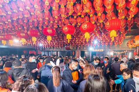 千人插頭香 拜頭香 搶頭香 不讓信眾搶頭香搶破頭，除夕子時，一千多名信眾到土地公廟拜拜的香都會被廟方集結起來，一起插頭香， 除夕團拜 插頭香