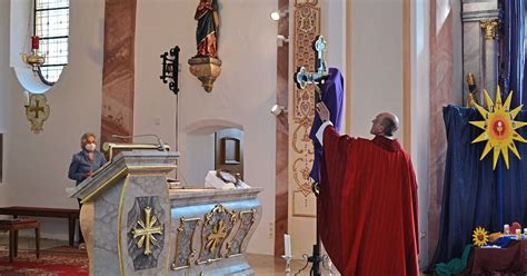 Karfreitagsliturgie In Der Pfarrkirche Sankt Laurentius Gefeiert