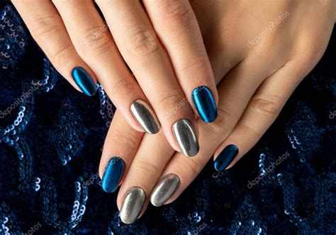 Mujeres Manos Con Manicura En El Fondo De Brillo Azul Creativo Fiesta