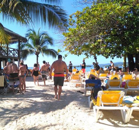 Southern Blue Traveler MAHOGANY BAY CRUISE PORT ROATAN HONDURAS