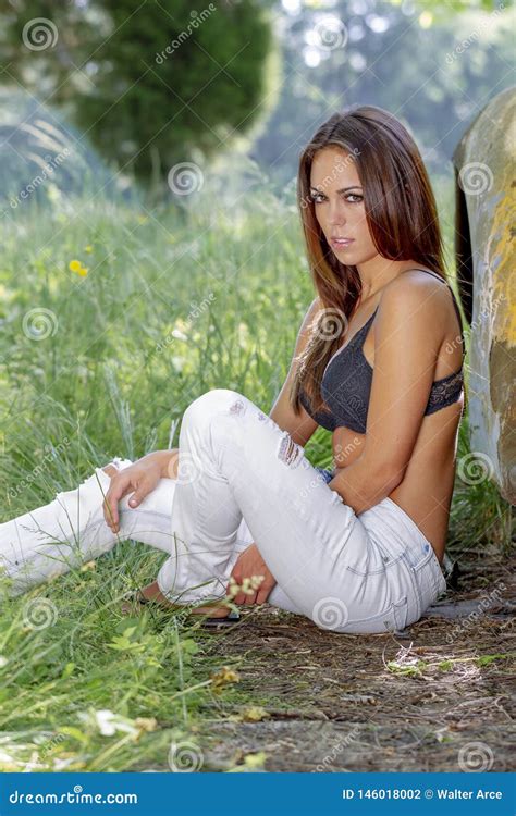 Ambiente Rural Moreno Precioso De Posing Outdoors In A Del Modelo Del Bikini Foto De Archivo