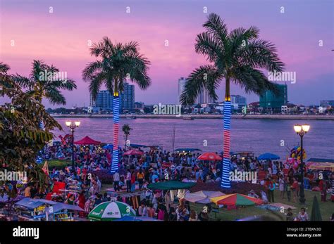 Phnom Penh Celebrates Bon Om Touk The Cambodian Water Festival Mass