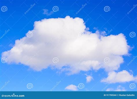 Nube Blanca Hinchada En El Cielo Azul Una Nube De C Mulo Mullida Blanca