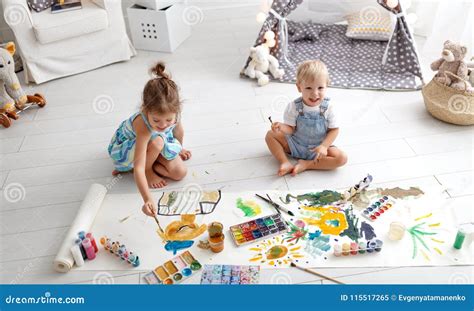 Pintura Divertida Feliz De Los Niños Con La Pintura Imagen de archivo