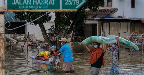 More Than 60000 Displaced In Malaysia Floods The Irish Times