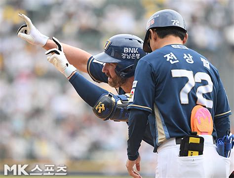 25日午後、ソウル蚕室（チャムシル）野球場で「2024プロ野球」ncダイノスとlgツインズの試合が行われた。この日の先発はncのイ·ヨンジュン、lgのソン·ジュヨンが出た。5回表無死1塁でnc