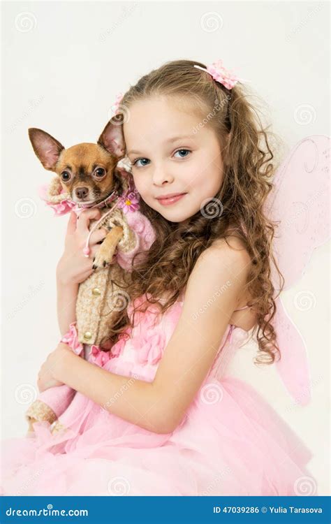 Fille Blonde D Enfant Avec Le Petit Chien Photo Stock Image Du Femelle Enfants