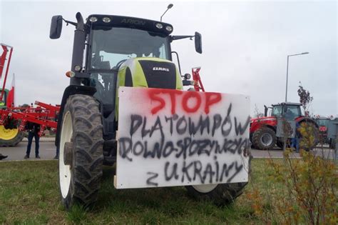 Konopnica Protestujący rolnicy co pewien czas przepuszczają pojazdy