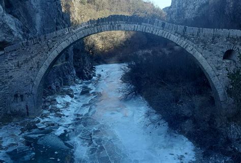 Ήπειρος: Πάγωσε το ποτάμι στο πέτρινο γεφύρι του Κόκκορη στο Ζαγόρι! Ο ...