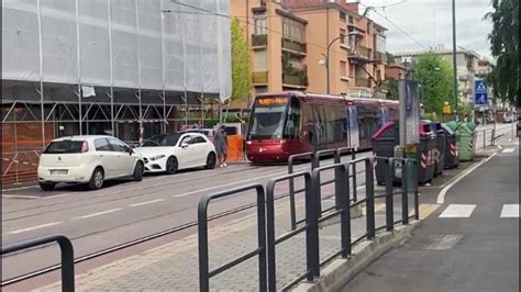 Auto Parcheggiata Vicino Alla Rotaia Passeggeri Costretti A Scendere