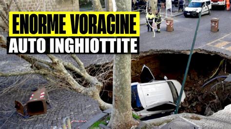 Terrore A Napoli Enorme Voragine Si Apre In Strada E Inghiottisce