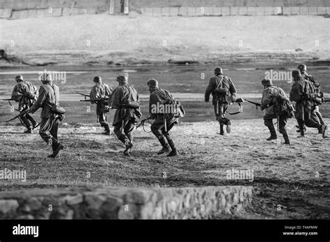 Ww2 Soldier Running Hi Res Stock Photography And Images Alamy