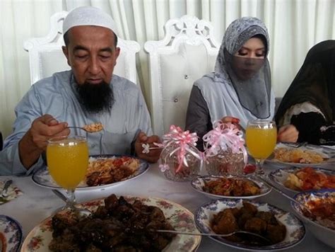 Ustaz Azhar Idrus Dengan Gambar Isteri Ke 3 Lepak Mamak Bahaya