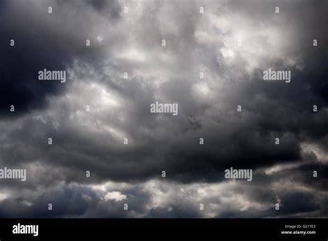 Dunkle Wolken Stock Photo Alamy