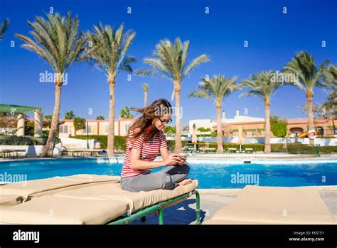 Mädchen im bikini schwimmen Fotos und Bildmaterial in hoher Auflösung Alamy