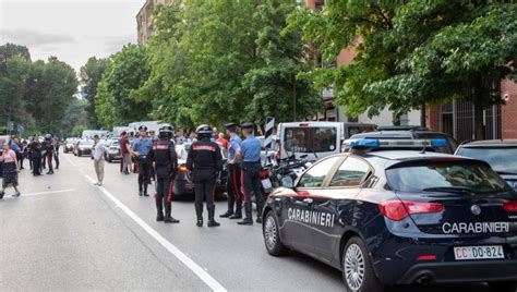 Maxi Rissa In Strada Con 60 Persone Coinvolte Sette Feriti Uno Dei