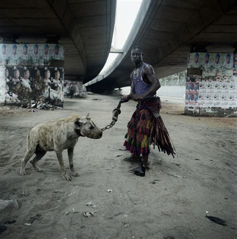 Los hombres hiena fotografías de pandilleros africanos con sus