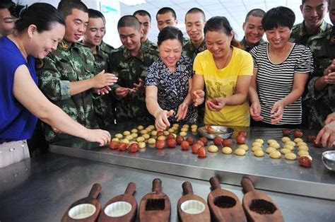 “兵妈妈”与新兵共做月饼迎中秋