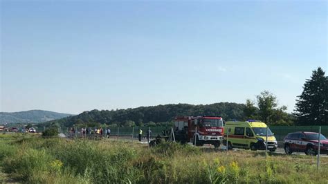 VIDEO FOTO Stravična nesreća Poljski autobus sletio s autoceste