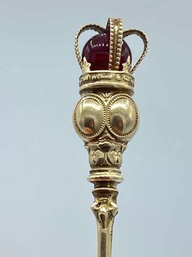 Antique Gold Plated 1911 Coronation Mace Crown Style Button Hook