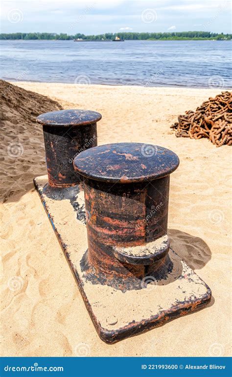 Bollard De Amarre Oxidado En El Puerto De La Playa De Arena Foto De