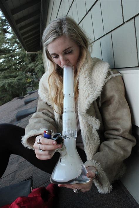 SMOKIN HOT GIRLS とにかくでっかいアレと大麻と女の子 TheHighClass