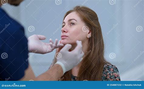 Gorgeous Confident Brunette Woman With Green Eyes Talking With Doctor